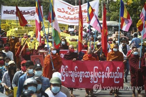 만달레이에서 승려들이 앞장 서 쿠데타 규탄 거리시위를 벌이고 있다. 2021.3.1 [AP=연합뉴스]