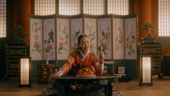 배우 신혜선이 출연한 치킨플러스 ‘얼씨구맵닭’ TV광고의 한 장면(사진=치킨플러스)