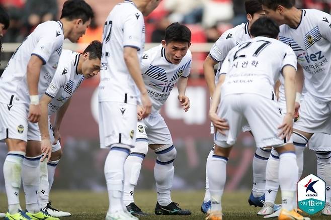 이번 시즌 K리그1은 U-22 선수를 5명 활용할 경우 교체 카드를 5장까지 쓸 수 있다.(한국프로축구연맹 제공)© 뉴스1