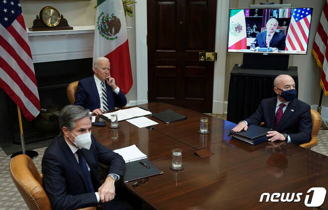 조 바이든 미국 대통령(사진 가운데)이 1일(현지시간) 안드레스 마누엘 로페스 오브라도르 멕시코 대통령과 화상 정상회담을 열었다. © 로이터=뉴스1