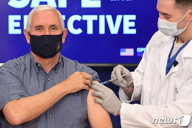 마이크 펜스 미국 부통령이 화이자의 코로나19 백신을 맞고 있다. © AFP=뉴스1