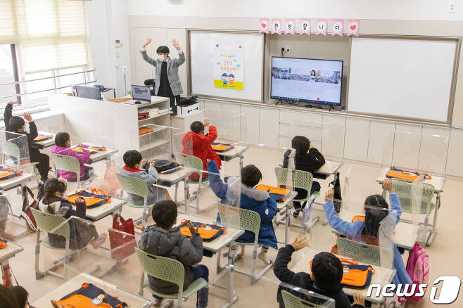 2일 오전 서울 강남구 포이초등학교에서 첫 등교를 한 1학년 학생들이 담임교사와 함께 입학식을 하고 있다. 2021.3.2/뉴스1 © News1 사진공동취재단