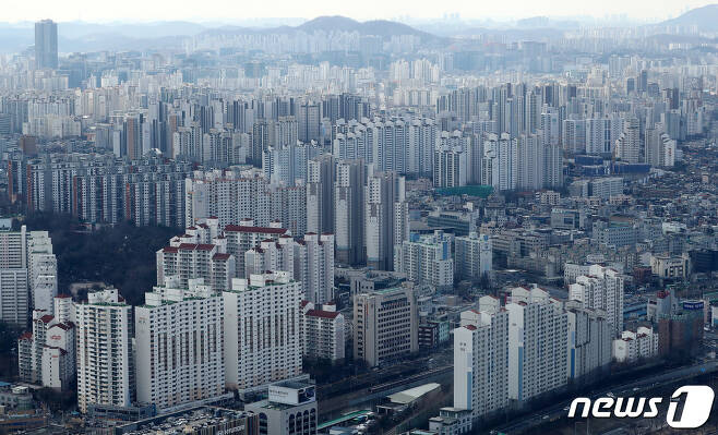 서울 영등포구 63빌딩 전망대에서 바라본 서울시내 아파트 밀집지역 모습. 2021.3.2/뉴스1 © News1 박세연 기자