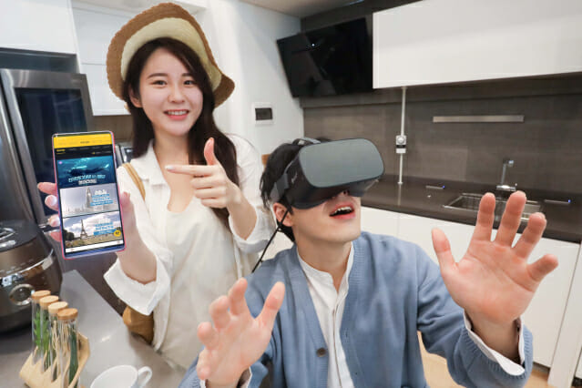 LG유플러스의 가상현실 콘텐츠 앱 U+VR에서 VR 콘텐츠를 줄기는 모습