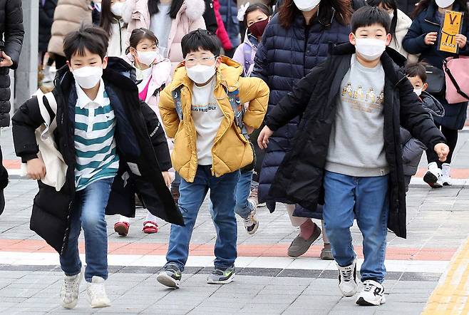 2일 서울 강동구 강빛초등학교에서 학생들이 등교를 하고 있다.