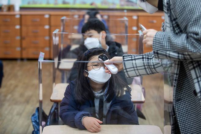 2일 서울 강남구 서울포이초등학교에서 학생들 체온을 재고 있다.