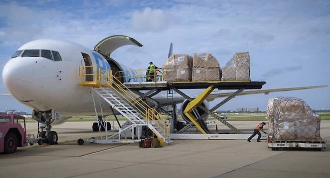 아마존 전용 화물항공기에 화물을 싣는 모습. 아마존 유튜브 갈무리