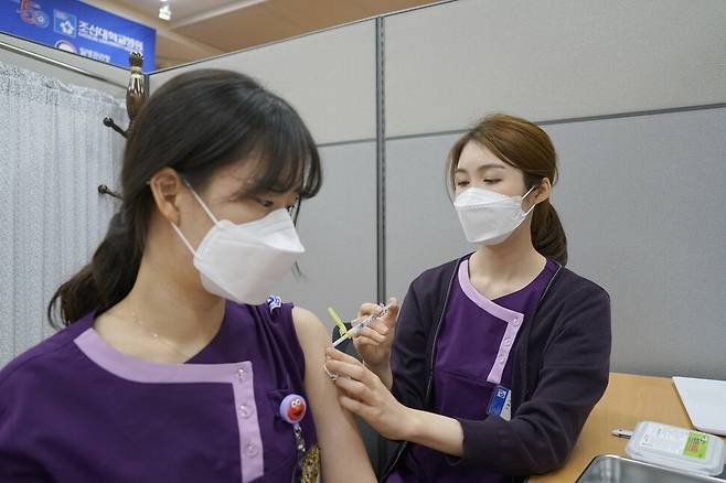 코로나19 호남권역 예방접종센터로 지정된 조선대병원 의료진이 화이자 백신 접종을 하루 앞두고 모의훈련을 하고 있다. 조선대병원 제공