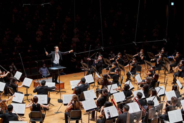 지난해 7월 예술의전당 '교향악축제'에 참가한 수원시립교향악단이 최희준(왼쪽) 지휘자와 베토벤 교향곡 7번을 연주하고 있다. 올해는 말러 교향곡 4번을 들려준다. 예술의전당 제공