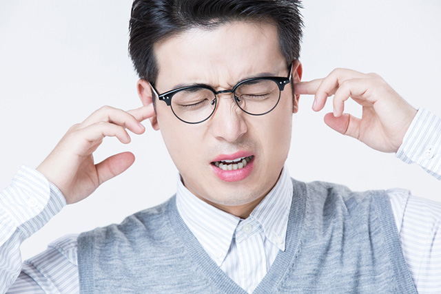 작은 소리에도 유독 예민하게 반응해 스트레스를 받는다면 청각과민증을 의심할 수 있다./사진=클립아트코리아