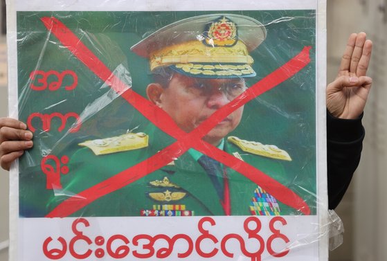 2일 오후 서울 용산구 주한 미얀마대사관 앞에서 열린 미얀마 군부 쿠데타 규탄 기자회견에서 미얀마인들이 쿠데타 저항의 상징으로 사용되는 '세 손가락 경례'를 하고 있다. 연합뉴스