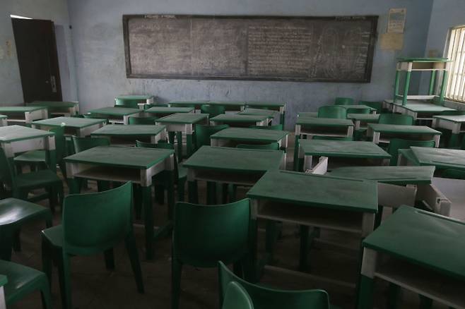 지난달 26일(현지시간) 279명의 여학생이 납치된 나이지리아 북서부 잠파라주 장게베의 한 공립여자중학교 교실이 텅 비어 있다.  장게베 | AP연합뉴스
