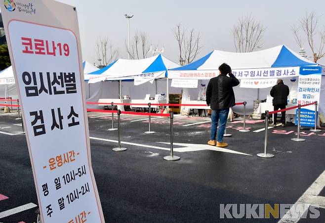 김포공항 국내선 청사 주차장에 마련된 코로나19 강서구임시선별검사소에서 시민들이 검사를 받고 있다. 박효상 기자