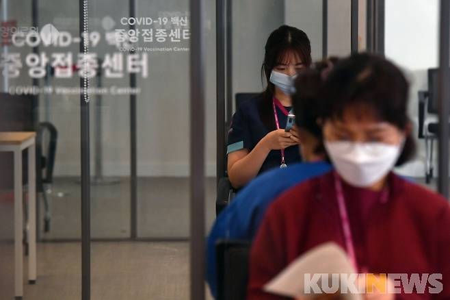 27일 오전 서울시 중구 을지로 국립중앙의료원 중앙예방접종센터에서 의료진이 화이자 백신을 접종 받고 있다. 사진공동취재단