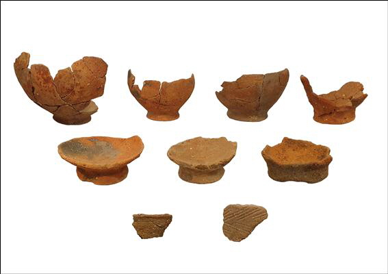 아산 외암마을에서 발견된 신석기시대 빗살무늬토기편 및 청동기시대 주거지 유물. 아산시 제공