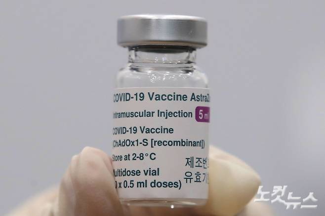 코로나19 백신 접종이 시작된 지난달 26일 오전 서울 성동구보건소에서 의료진이 아스트라제네카 백신 접종을 준비하고 있다. 황진환 기자