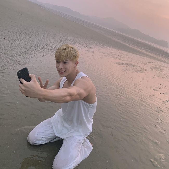 Singer One boasted a consistent Winnie (fan club) loveOn the morning of the 2nd, One posted several selfies on the official SNS, saying, Good night # One # WONHO.In the photo, One is taking a selfie on the beach at the time of the first Mini album title song Open Mind released last September.One completed a unique dreamy atmosphere, perfecting her bleached hairstyle and all-white costume.In addition, One released a new album Lose as well as a selfie shot in a moving car in a comfortable outfit, raising the global Winnies thrilling index.On the other hand, One released its first Mini album PART 2 Love Synonym #2: Right for Us on the 26th of last month.one SNS