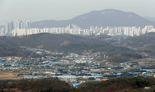 6번째 3기 신도시로 조성되는 경기 시흥시 과림동 일대가 경기 광명시 가학산에서 보이고 있다. 뉴시스