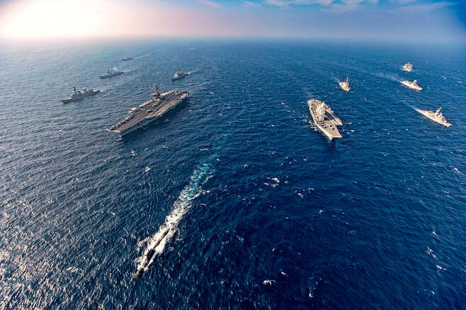 ⓒIndian Navy2020년 11월17일 인도양에서 미국·인도·호주 해군과 일본 자위대의 연합훈련이 진행되고 있다.