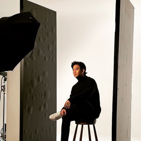 Kim Soo-hyun posted two photos on his instagram on the 2nd, and Kim Soo-hyun in the public photo is posing in white-toned sneakers on the all-black suit.His eyes are on his appearance, which boasts that this is the true story of All Black.Young Jin-wi Korean Actors 200 selected 100 female Actors and 100 male Actors based on the participation of Korean films for the past 10 years and the record of winning domestic and overseas film festivals.Kim is one of the 200.