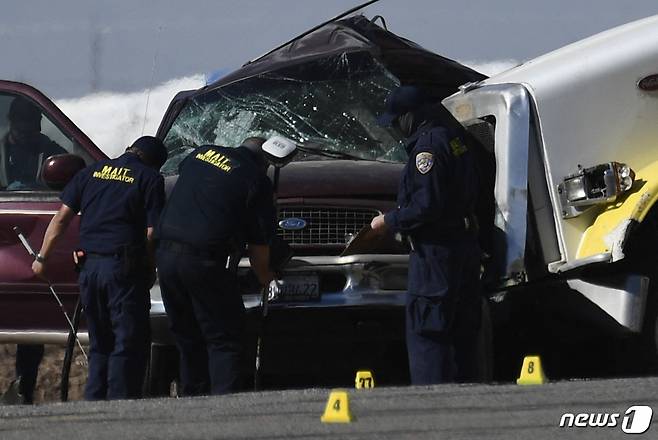 미국과 멕시코 국경에서 성인과 어린아이 25명을 태운 SUV가 트택터 트레일러와 충돌해 최소 13명이 사망하는 사고가 발생했다. © AFP=뉴스1