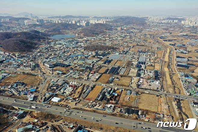 국토교통부는 24일 신규 공공택지 추진계획을 발표했다. 이날 신규택지로 지정된 광명·시흥 지구는 1271만㎡ 규모로 서울 여의도 면적의 4.3배에 이르며 광명·시흥 지구에서 총 7만가구의 신규 주택을 지을 계획이다. 사진은 이날 신규 택지로 지정된 경기도 시흥시 과림동, 광명시 옥길동의 모습. 2021.2.24/뉴스1 © News1 조태형 기자