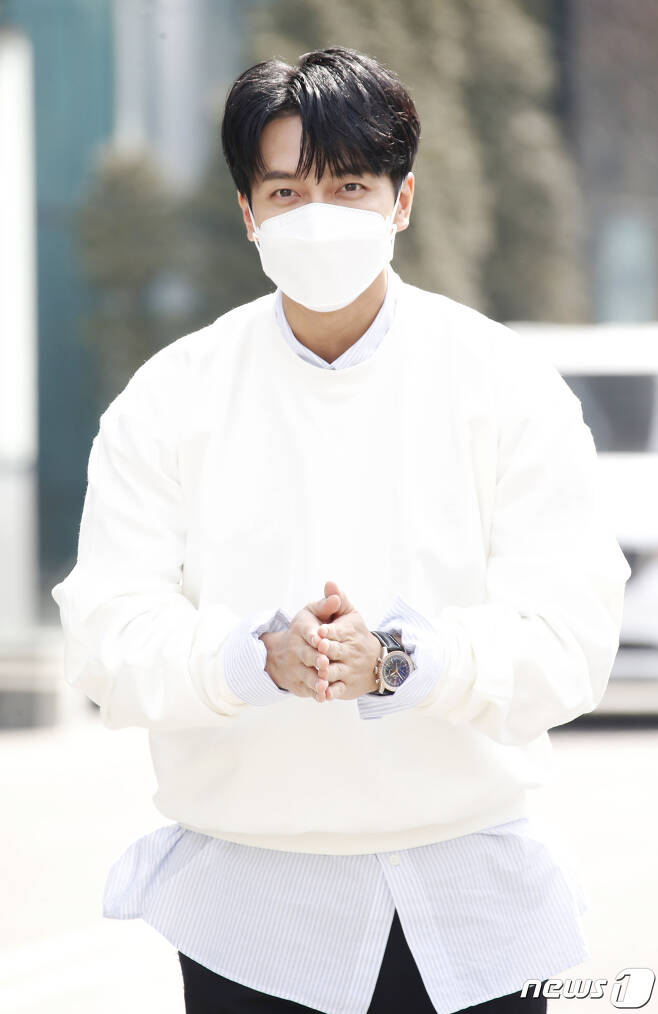 Seoul:) = Actor Lee Seung-gi is entering the broadcasting station for the appearance of SBS`s Dooshi Escape Cult show at SBS building in Mok-dong, Yangcheon district, Seoul on the 3rd.