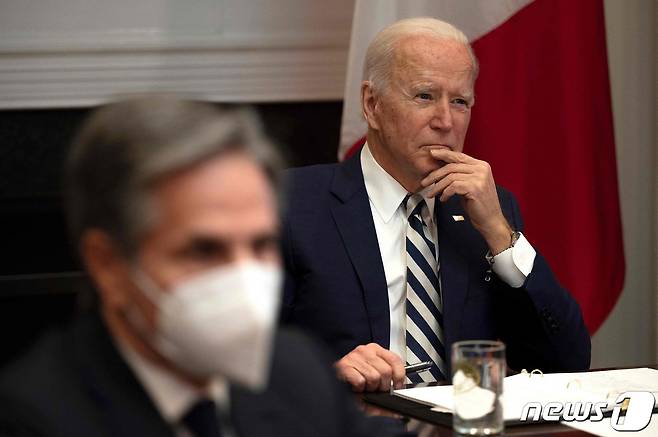 조 바이든 미국 대통령이 2월 1일(현지시간) 워싱턴 백악관에서 토니 블링컨 국무장관이 참석한 가운데 안드레스 마누엘 로페스 오브라도르 멕시코 대통령과 화상 회담을 하고 있다. © AFP=뉴스1 © News1 우동명 기자
