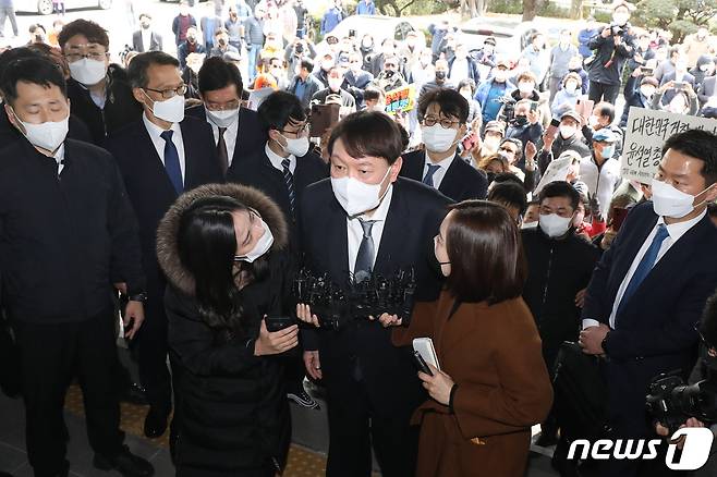 윤석열 검찰총장이 3일 오후 대구고등검찰청에 도착해 취재진의 질문에 답하고 있다. 2021.3.3/뉴스1 © News1 공정식 기자