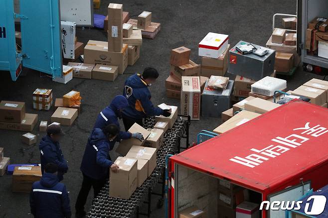 28일 오전 서울의 한 택배 물류센터에서 택배 노동자들이 배송 준비작업을 하고 있다. 2021.1.28/뉴스1 © News1 황기선 기자