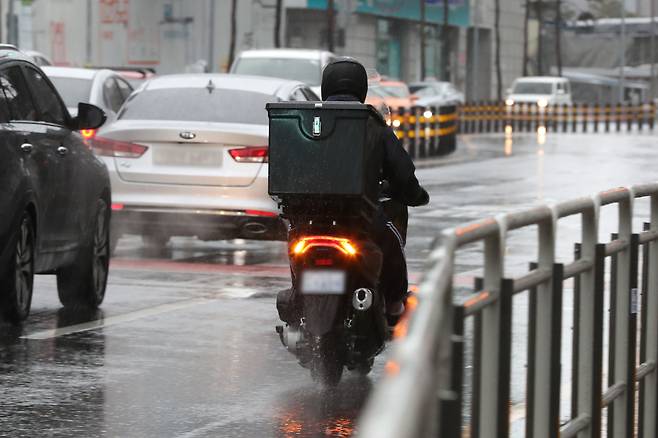 오토바이 배달 라이더들이 비가 오는 가운데 배달을 하고 있다. 기사 내용과는 무관함. /뉴시스