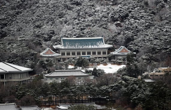 2일 오전 서울 종로구 청와대 일대가 새하얀 눈에 뒤덮혀 있다. / 사진=뉴스1