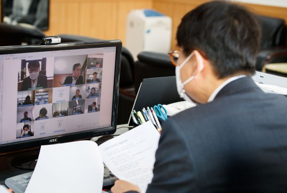 도규상 금융위 부위원장이 3일 서울정부청사에서 영상회의로 기업금융 리스크 점검회의를 주재하고 있다.
