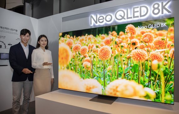 삼성전자 모델들이 3일 서울 서초동에 위치한 삼성 딜라이트에서 신제품 Neo QLED TV를 소개하고 있다.