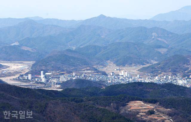 대암산 정상에서 북측으로 거친 산줄기 사이에 자리 잡은 합천 읍내와 황강의 모습이 내려다보인다.