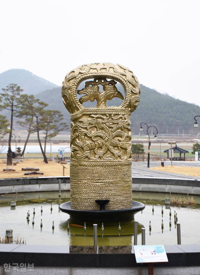 합천박물관 광장 분수에도 다라국 지배층의 상징인 봉황무늬 고리자루 큰칼 조형물을 세워 놓았다.