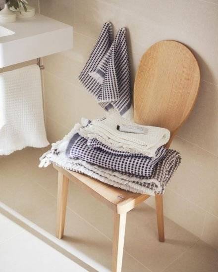 의류 뿐만 아니라 패브릭, 그릇, 주방 잡화 등 리빙 제품도 제안한다. 사진 아르켓