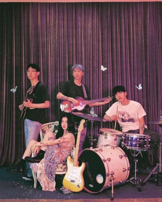 백예린이 결성한 4인조 록밴드 더 발런티어스. 윗줄 왼쪽부터 곽민혁, 구름, 김치헌. [사진 블루바이닐]