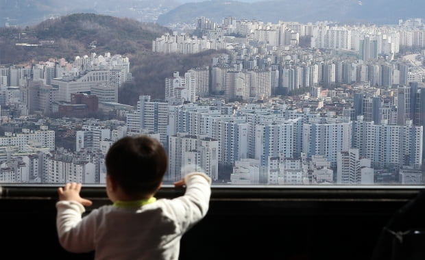 2일 한 어린이가 서울 영등포구 63빌딩 전망대에서 아파트가 밀집한 서울시내를 바라보고 있다. 사진=뉴스1