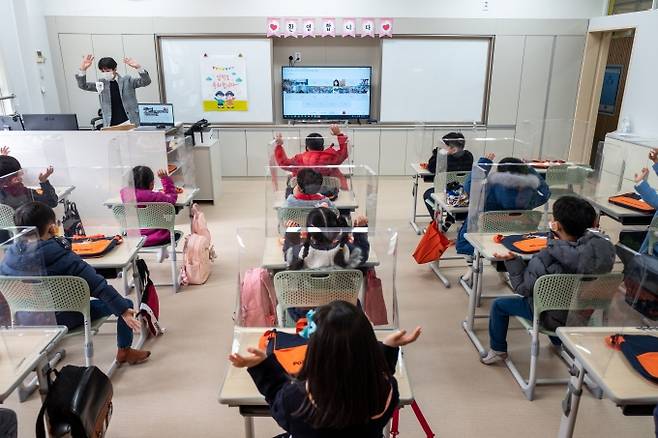 2021학년도 첫 등교를 시작한 2일 오전 서울 강남구 서울포이초등학교에서 입학식이 열리고 있다. 사진공동취재단
