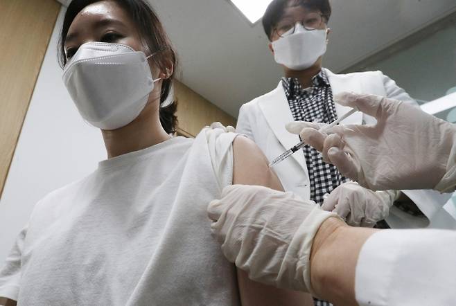 26일 코로나19 아스트라제네카 백신 접종이 시작된 가운데 송파구보건소에서 요양병원 종사자들이 백신을 접종하고 있다. 사진=사진공동취재단