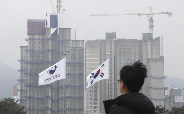 경기 정부과천청사에서 바라본 한 신축아파트단지 앞에 대한민국정부기가 펄럭이고 있다. 뉴시스