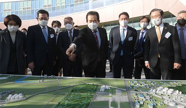 Prime Minister Chung Sye-kyun (3rd from right) looks at a model of a hydrogen plant at SK Incheon Petrochem with SK Chairman Chey Tae-won (2nd from right) and Hyundai Motor’s Chairman Chung Euisun (4th from right). [Photo by Han Joo-hyung]