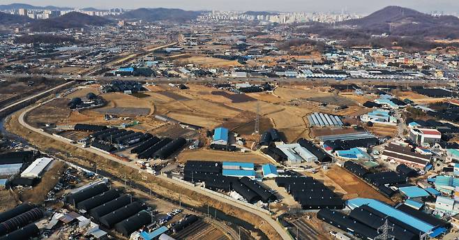 정부가 한국토지주택공사(LH) 내부 정보를 이용한 투기 의혹 전수조사 대상을 3기 신도시 및 국토부 직원 전체까지 확대하면서 정부 주도의 주택공급 대책의 차질이 예상된다. 사진은 경기도 시흥시 과림동 일대 모습. [연합]