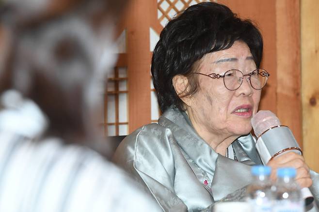 일본군 위안부 피해자 이용수 할머니는 3일 외교부청사에서 정의용 외교부 장관과 만나 문재인 대통령과의 면담을 요청하면서 위안부 문제의 국제사법재판소(ICJ) 회부를 호소했다. [연합]