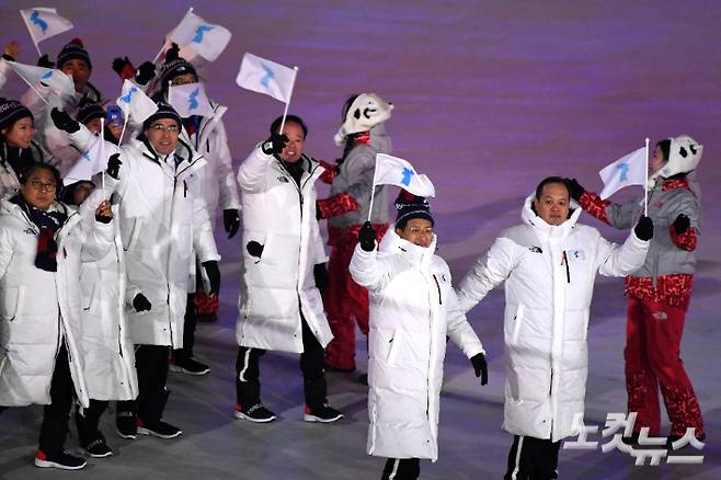 2018 평창동계올림픽 개회식에서 남북 대표팀 선수단이 입장하고 있다. 이한형 기자