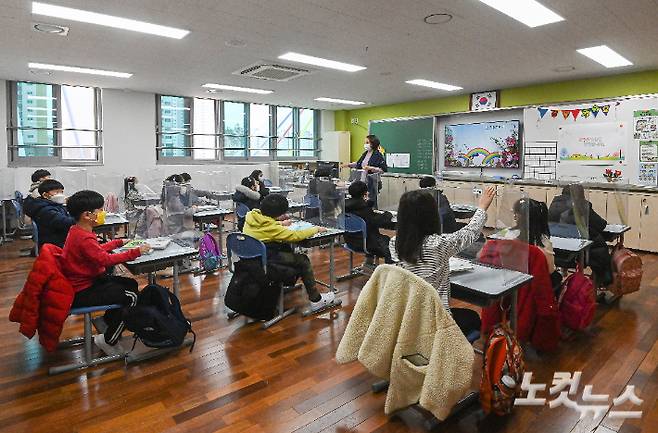 2021학년도 첫 등교가 시작된 지난 2일 오전 서울 강동구 강빛초등학교에서 학생들이 자리에 앉아 있다. 사진공동취재단
