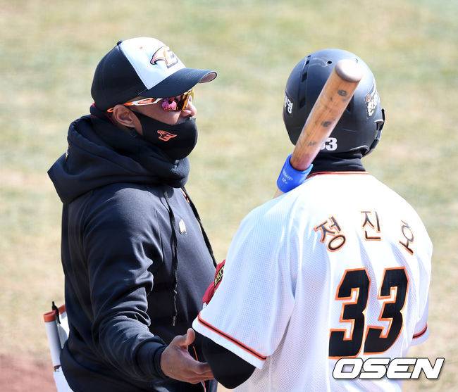 [OSEN=대전, 이대선 기자]한화 워싱턴 코치가 정진호와 이야기를 나누고 있다. /sunday@osen.co.kr