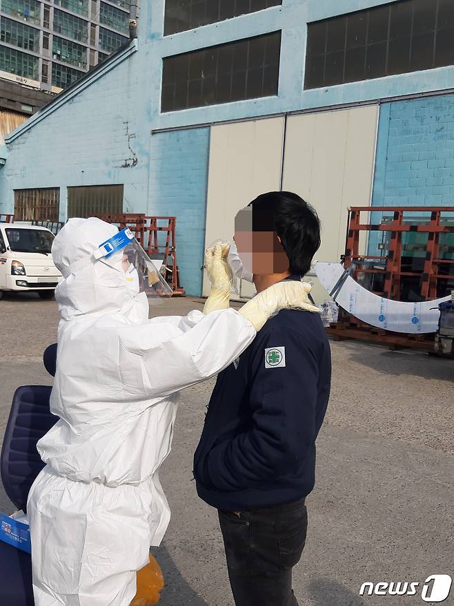 중원구보건소 직원이 산단 내 제조공장에서 외국인 노동자를 대상으로 코로나19 검사를 하고 있다.(성남시 제공) © News1