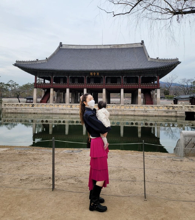 Actor Seo Hyo-rim enjoyed a trip to Gyeongbok Palace with his daughter.Seo Hyo-rim posted a picture on his instagram on the 4th with an article entitled Gyeongbok Palace Outing ... My heart is as warm as I came to my house.In the photo, Seo Hyo-rim is enjoying the Outing of Gyeongbok Palace with his daughter in his arms.Seo Hyo-rims daughter, who boasts a plump ball and a dainty no-brainer, gives a smile to those who show off their cute figure like a doll.Meanwhile, Seo Hyo-rim married Kim Soo-mis son, Chung Myung-ho, in December 2019, and won the title in June last year.